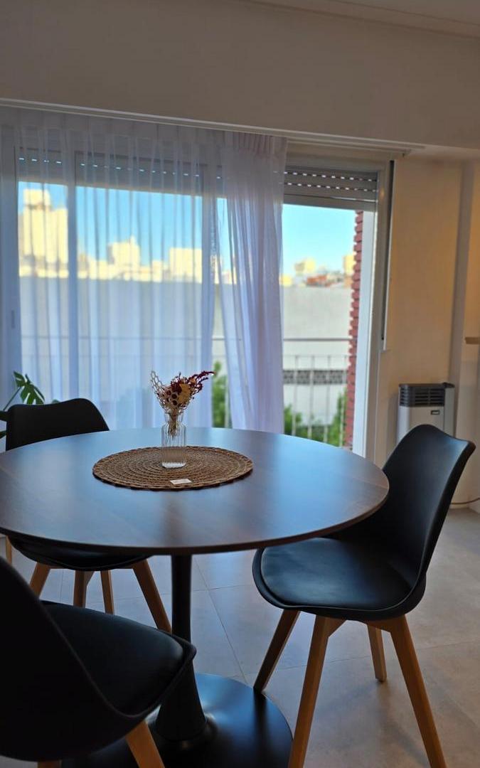 2 AMBIENTES AL FRENTE TOTALMENTE RECICLADO CON BALCON Y COCHERA