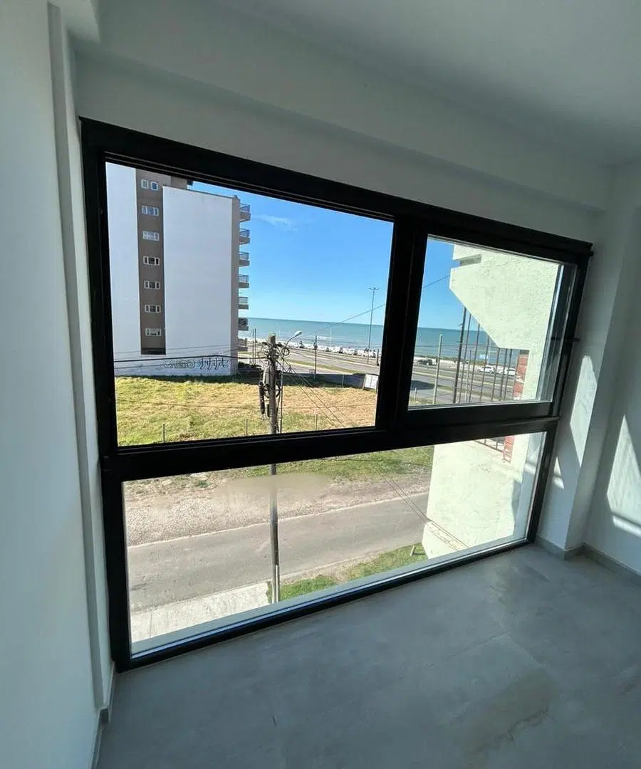 Departamento de 2 Ambientes con Cochera Doble y Vista al Mar 3
