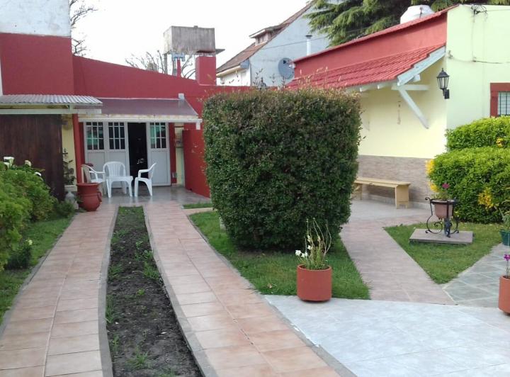 Casa  y 2 departamentos en zona 3 4