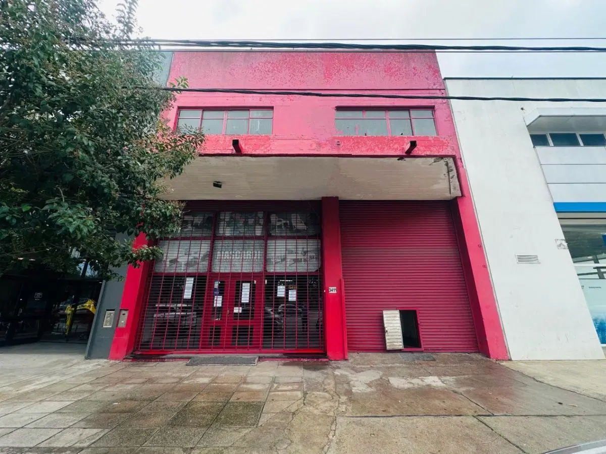 Excelente local sobre Av. J.B.Justo frente al polideportivo 3