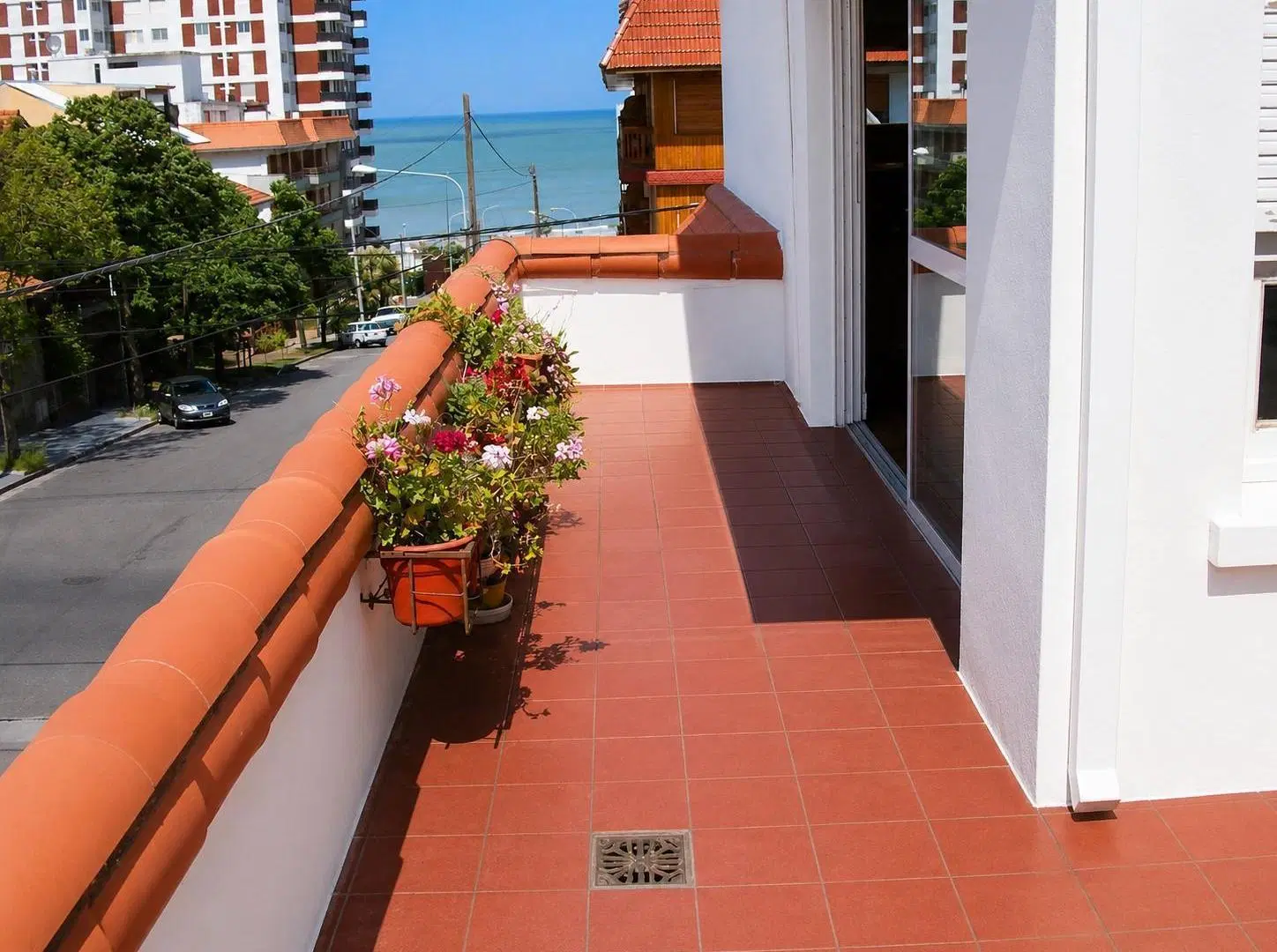 Ph 3 ambientes con dependencia de servicio, primer piso por escalera, con vista lateral al mar. Pla 5