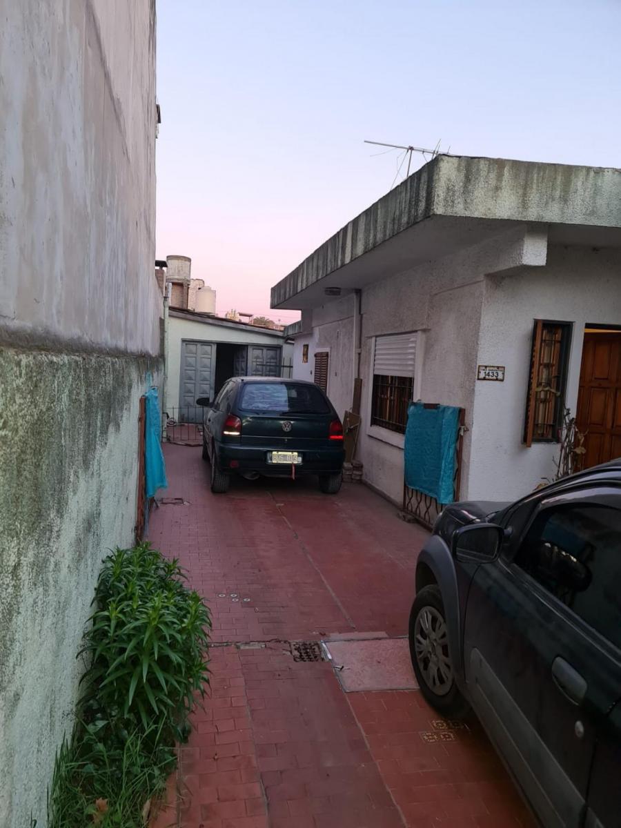 Casa con Local en Frente, con Espacio de Cochera y Patio 2
