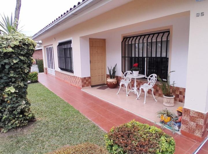 VENTA CASA 3 DORMITORIOS + DPTO SANTA RITA DEL LAGO CARLOS PAZ 4