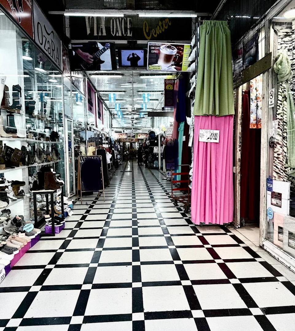 Foto de Dueño alquila local en galería comercial, sobre avenida, imagen 2