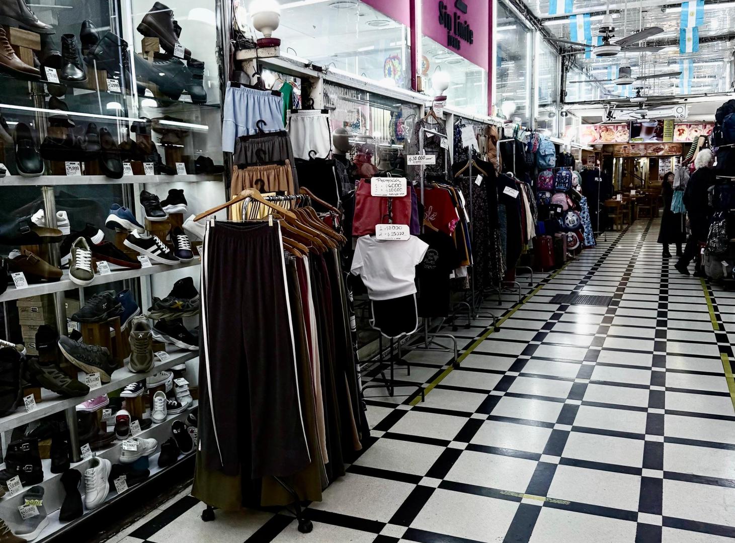 Foto de Dueño alquila local en galería comercial, sobre avenida, imagen 4