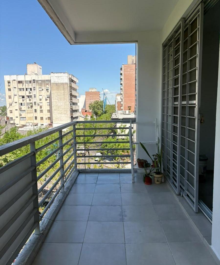 Foto de Alquiler Departamento Dos Dormitorios con balcon y cochera. Alsina 1168, imagen 4