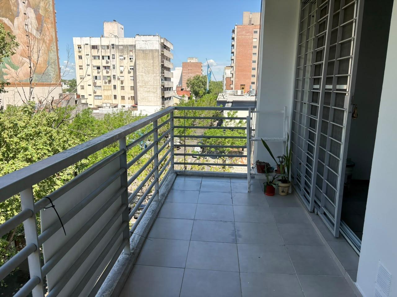 Foto de Alquiler Departamento Dos Dormitorios con balcon y cochera. Alsina 1168, imagen 3