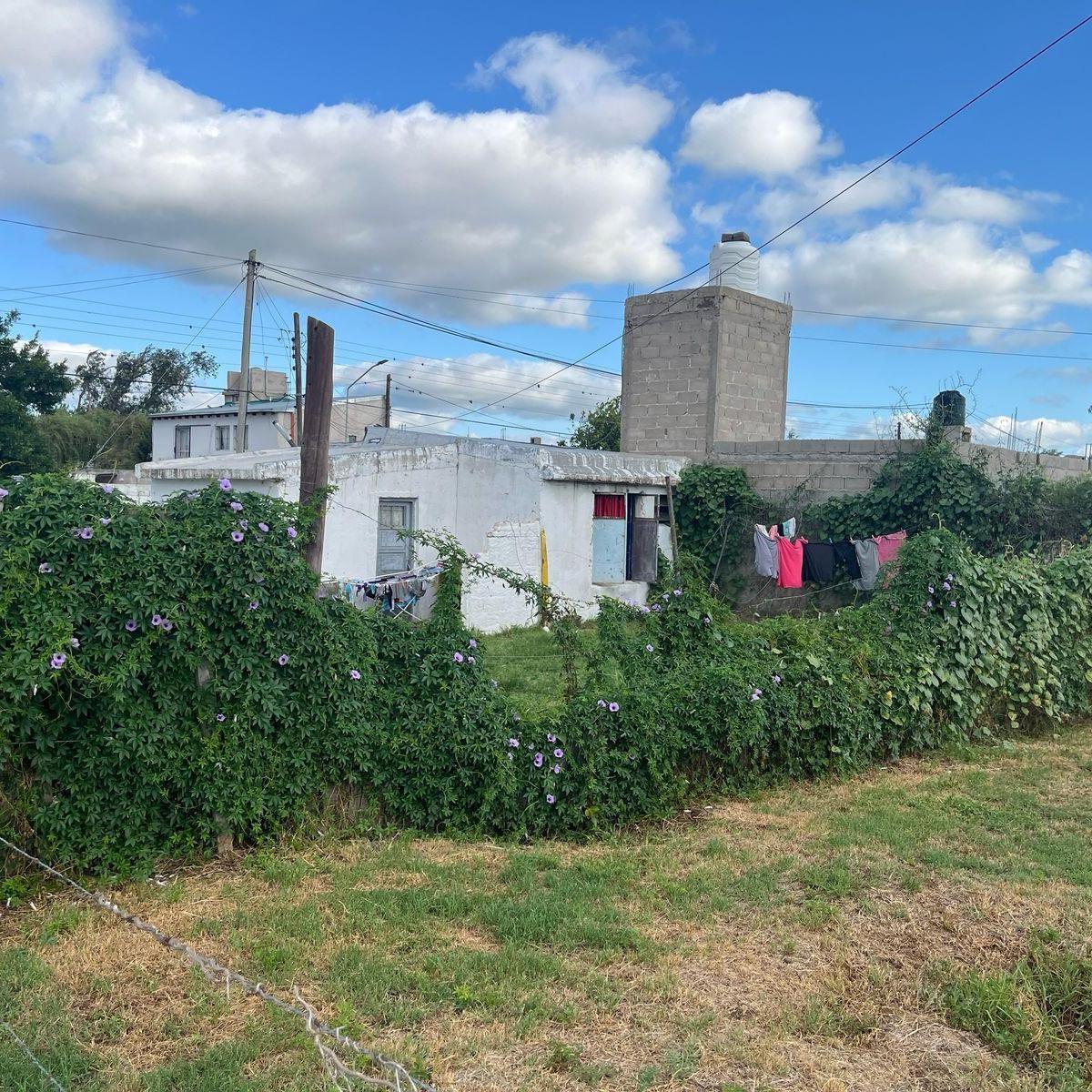 Oportunidad! Dos Terrenos Colindantes, con Construcciones, en Sector Sur. 1