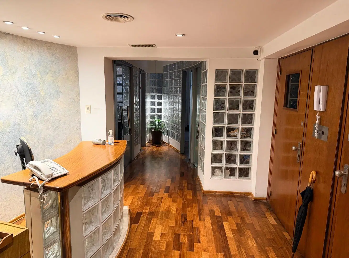 Vendo ESPECTACULAR piso de Oficinas con 6 privados y gran terraza con asador 3