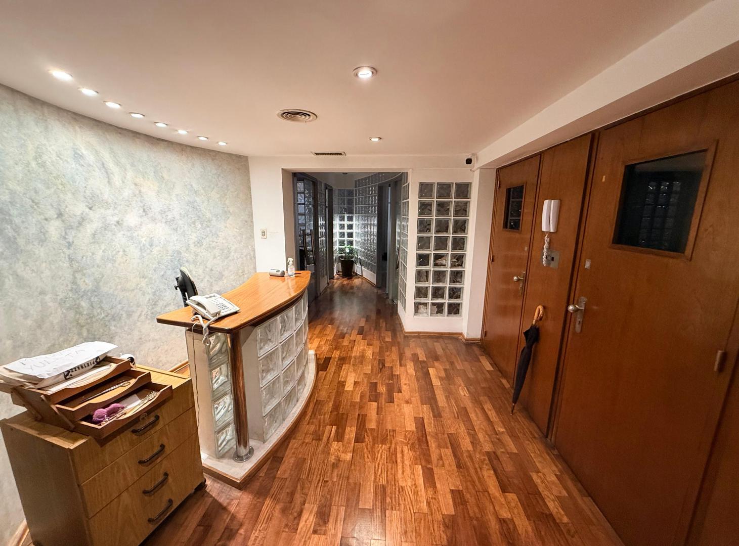 Vendo ESPECTACULAR piso de Oficinas con 6 privados y gran terraza con asador