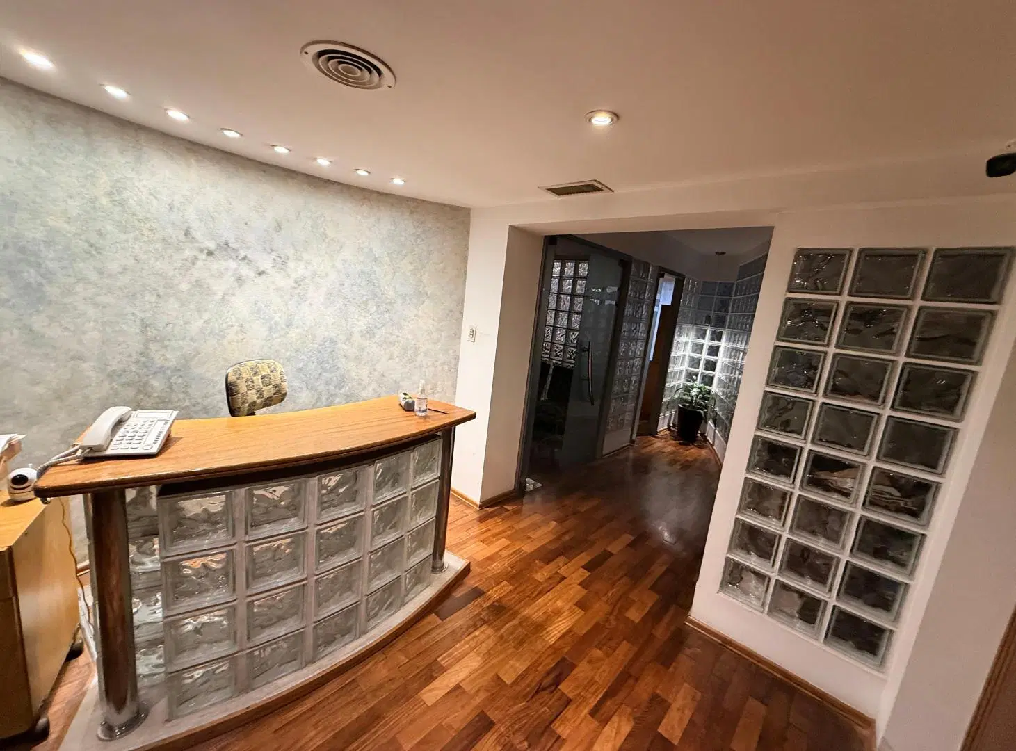 Vendo ESPECTACULAR piso de Oficinas con 6 privados y gran terraza con asador 1