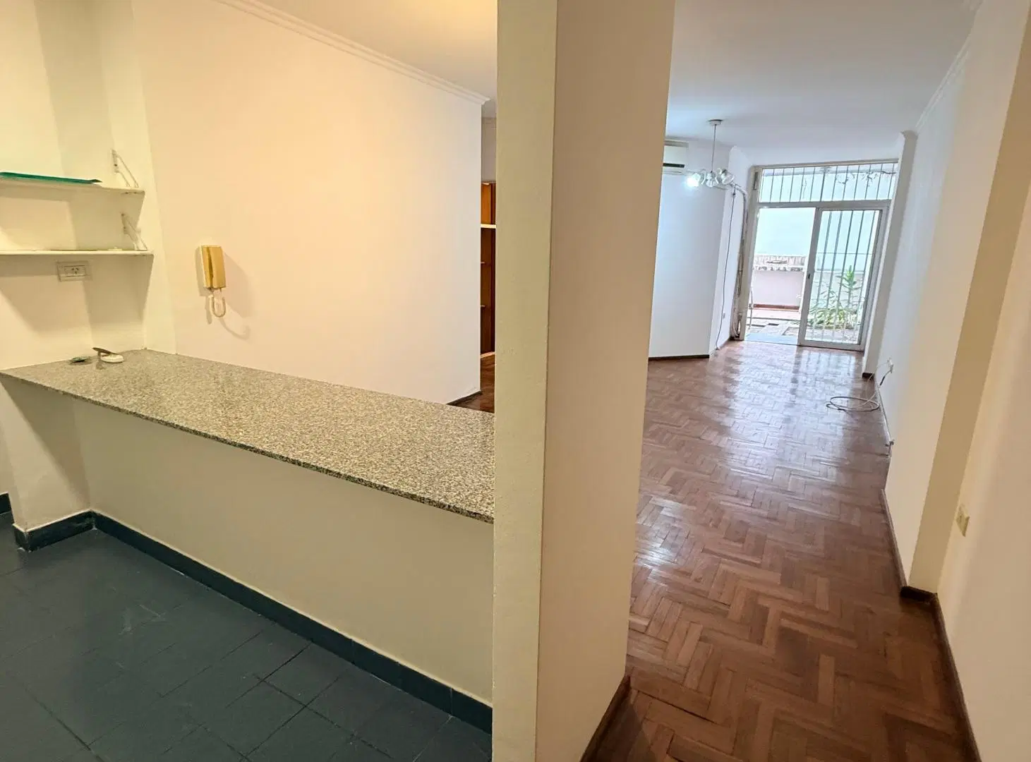 Alquilo depto en Nueva Córdoba super amplio con patio con asador 1