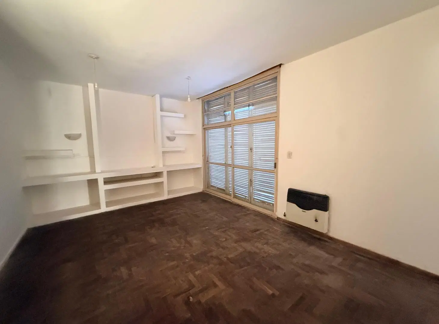 Alquilo casa de con 3 dormitorios, 2 grandes y uno pequeño, patio y cochera en Pque Velez Sarsfield 1