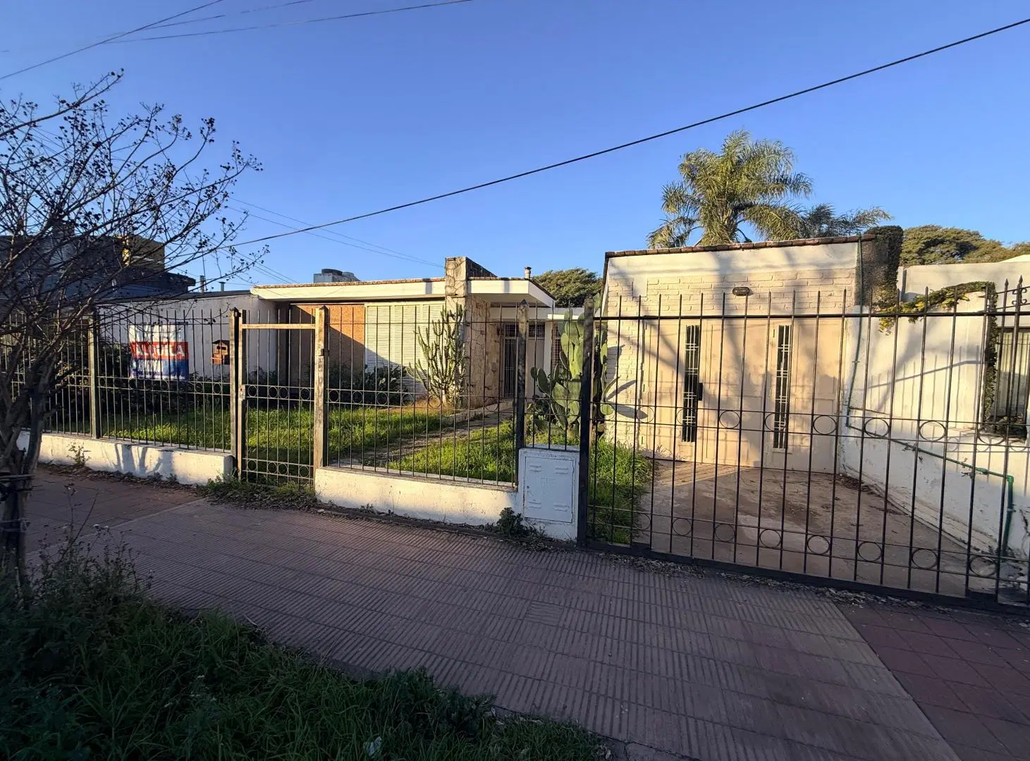 Alquilo casa de con 3 dormitorios, 2 grandes y uno pequeño, patio y cochera en Pque Velez Sarsfield 2