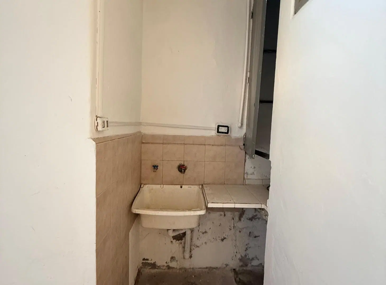 Alquilo casa de con 3 dormitorios, 2 grandes y uno pequeño, patio y cochera en Pque Velez Sarsfield 8