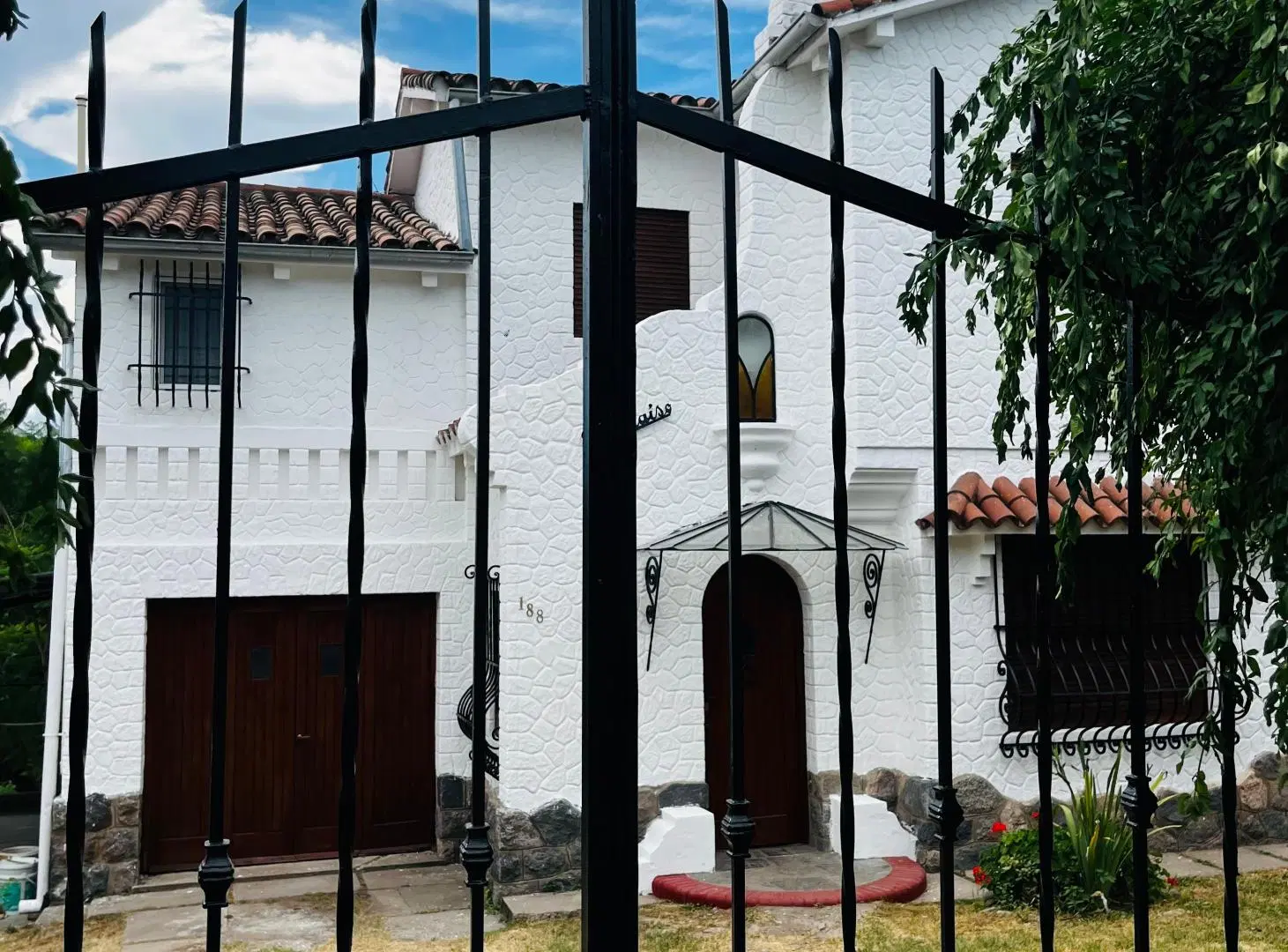 Vendo espectácular casa en Villa Allende con Cancha de Tenis y Piscina a Metros de la Policia. 2