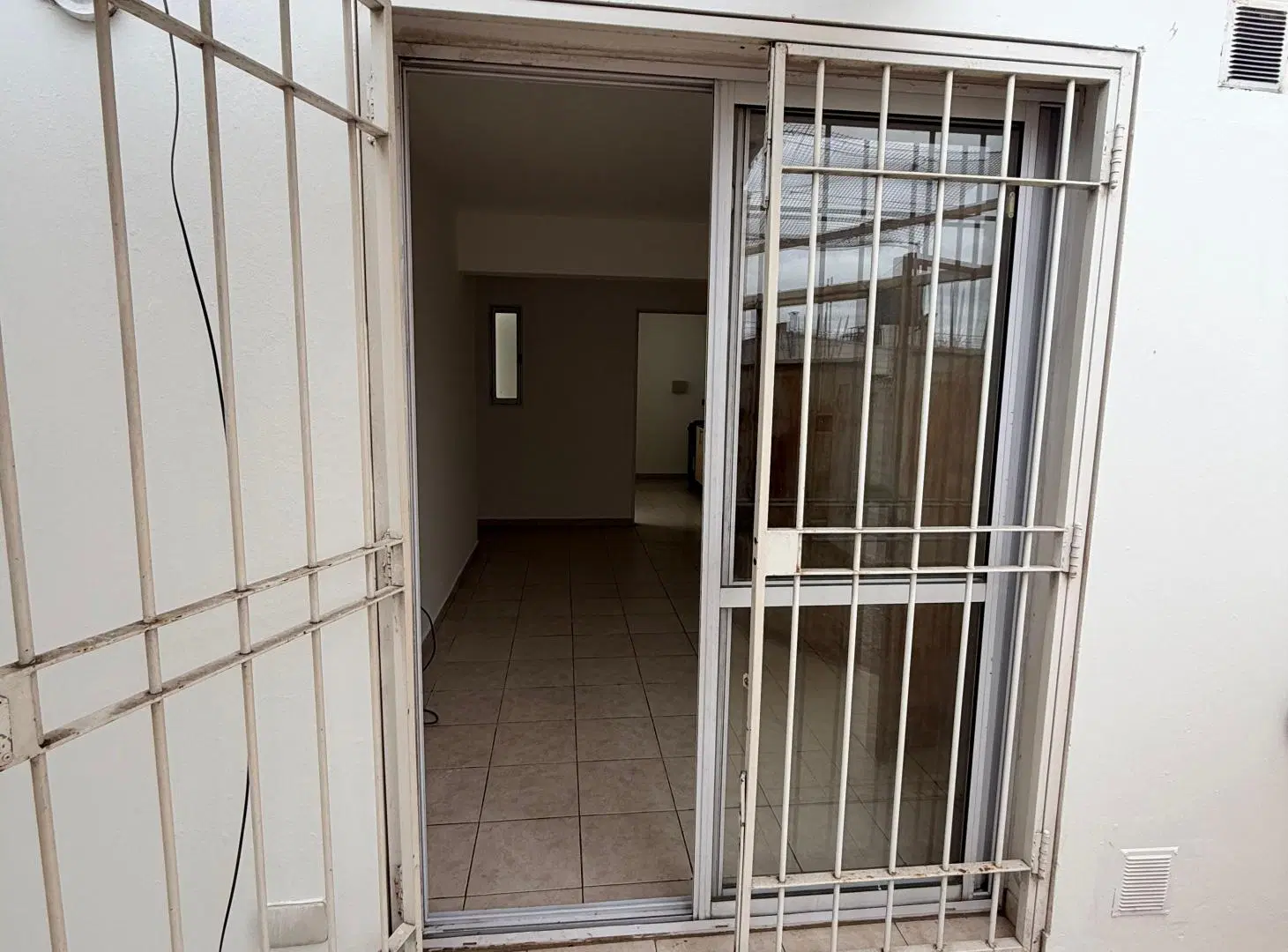 Alquilo depto de 1 dormitorio con cochera y gastos bajos, super seguro. 4
