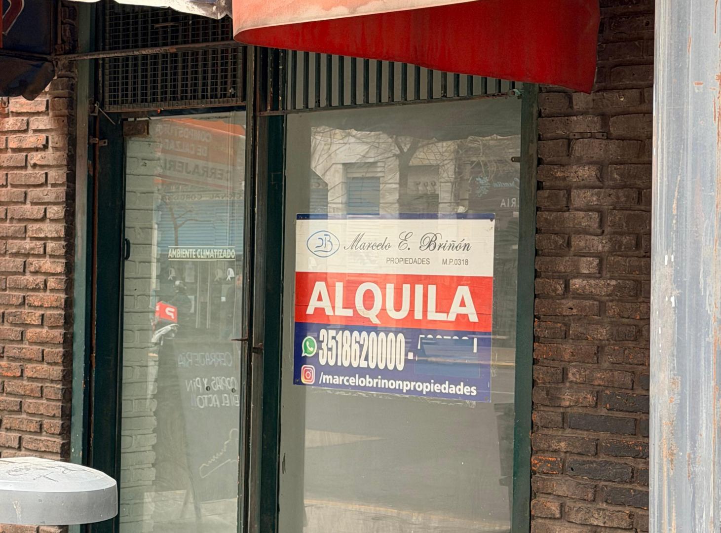 Foto de Alquilo local con entrepiso en el centro Av. Olmos 202 casi esquina, imagen 2