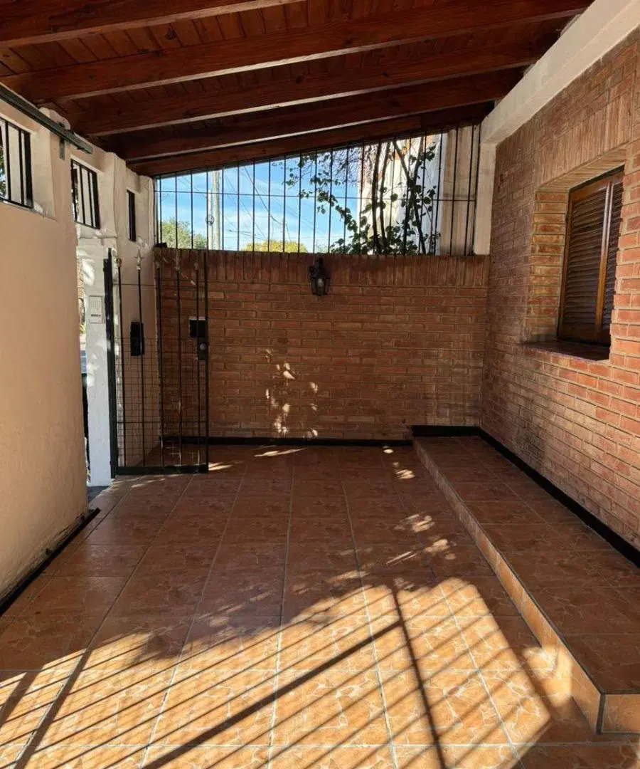 Casa en Venta 1 dormitorio. Cochera propia Próxima a Av. J.M. Pueyrredón. B° A. Alberdi. 4