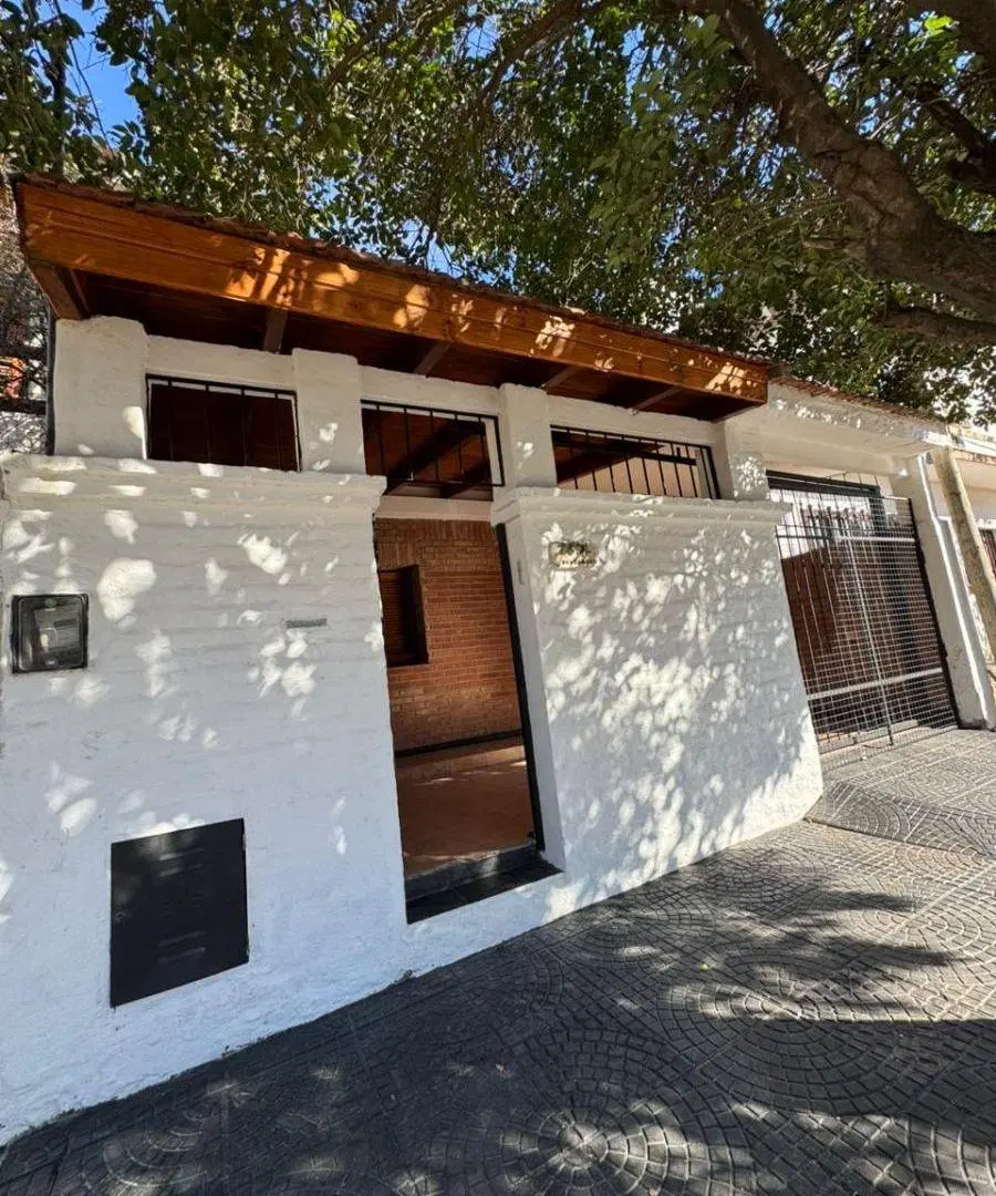 Casa en Venta 1 dormitorio. Cochera propia Próxima a Av. J.M. Pueyrredón. B° A. Alberdi. 2