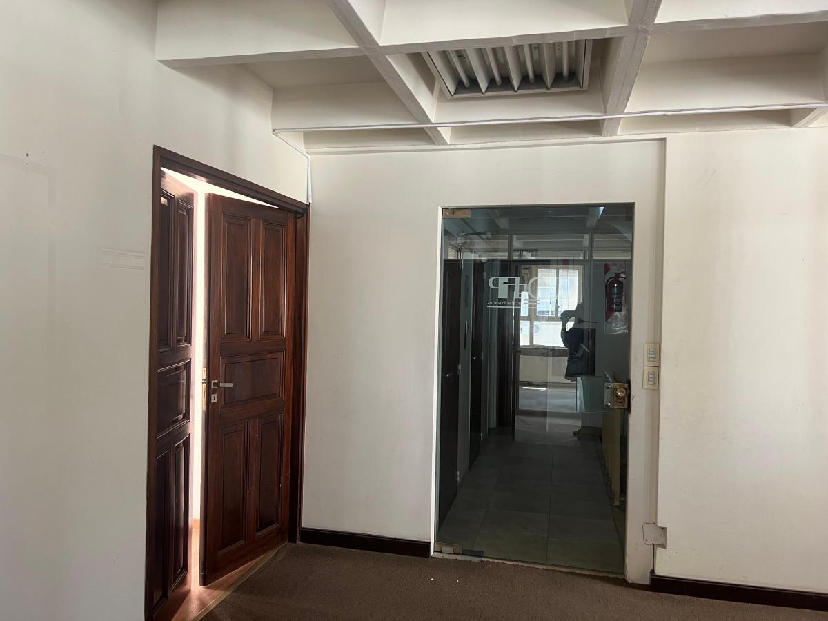 Oficina en Venta Muy Luminosa en Microcentro 3