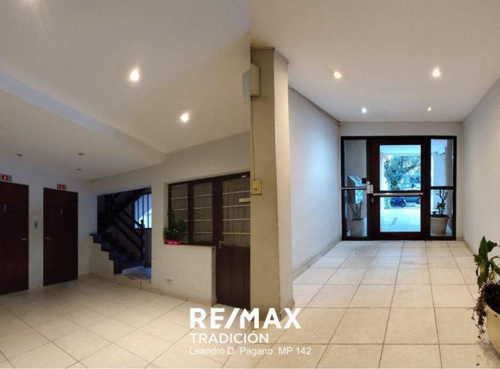 Venta de 1 piso con 4 departamentos en Resistencia 3