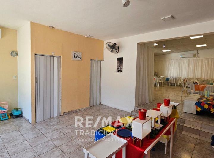 CASA CON SALON COMERCIAL EN VENTA - BARRANQUERAS 5