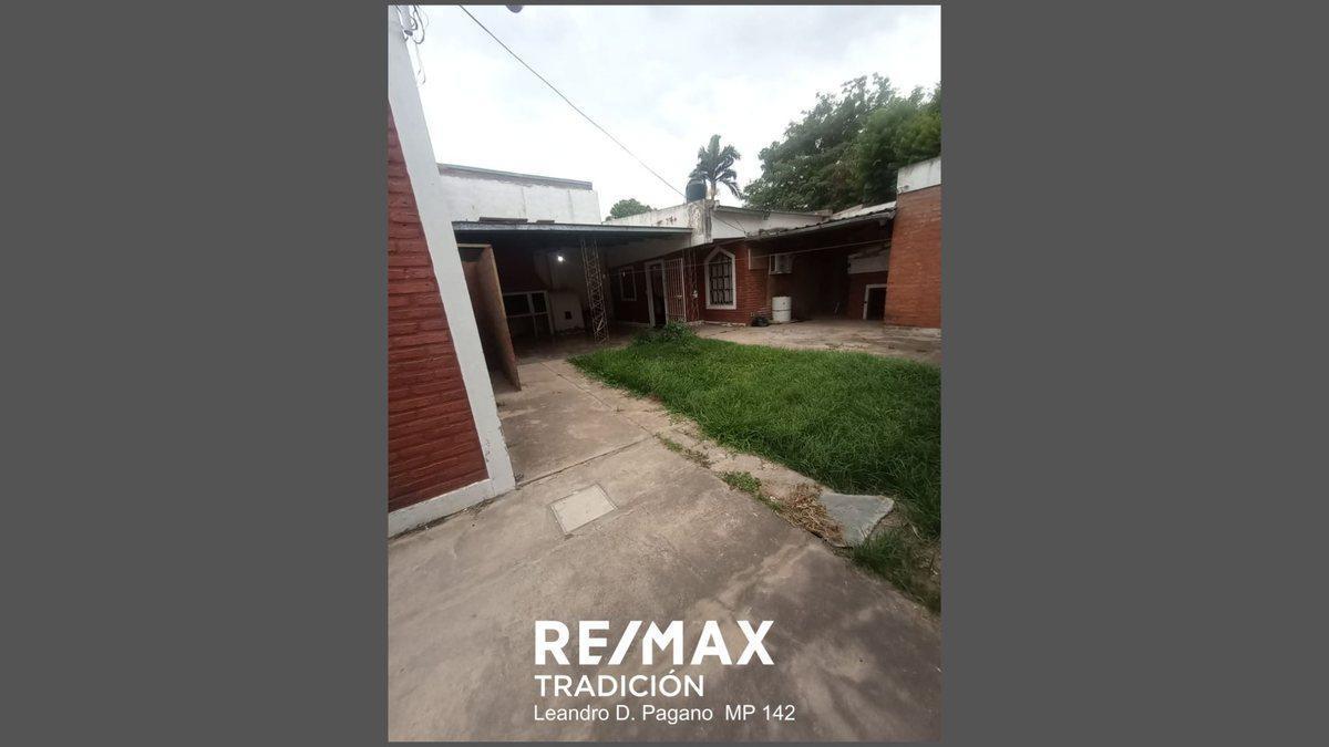 Amplia casa + dptos y local comercial al frente