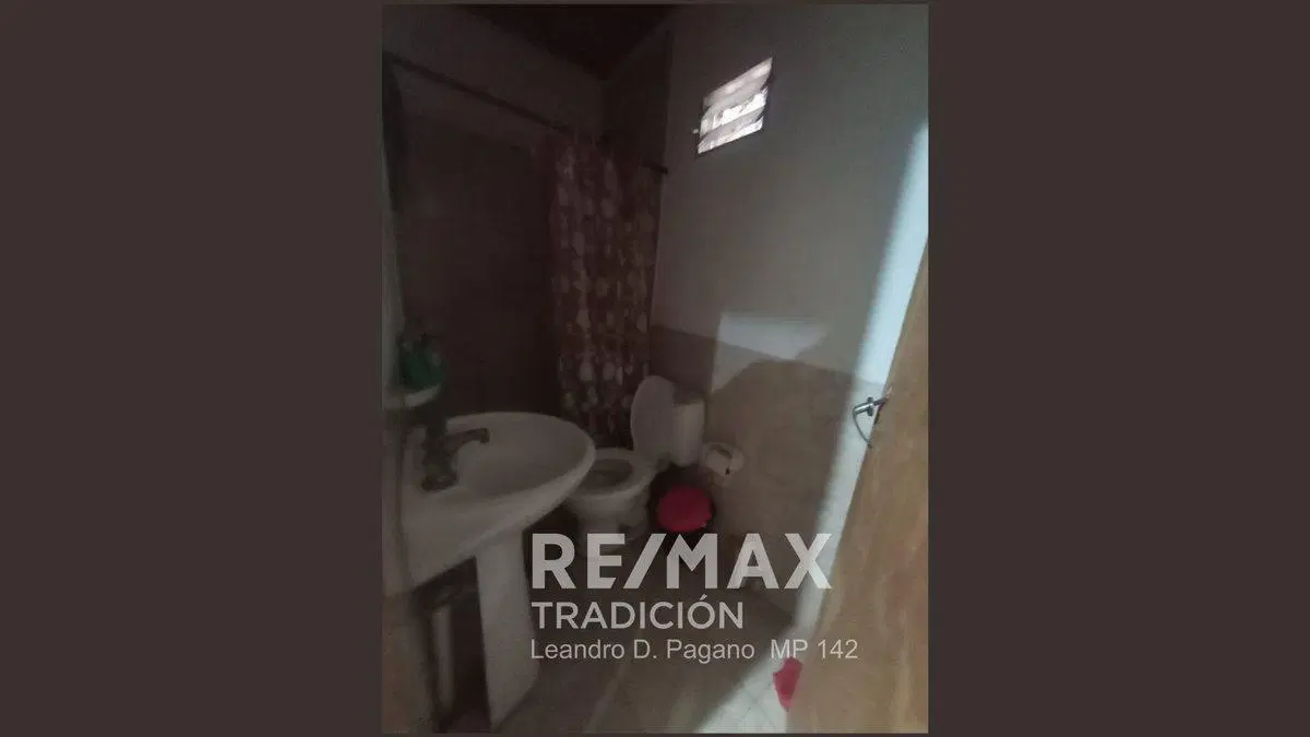 Amplia casa + dptos y local comercial al frente 5