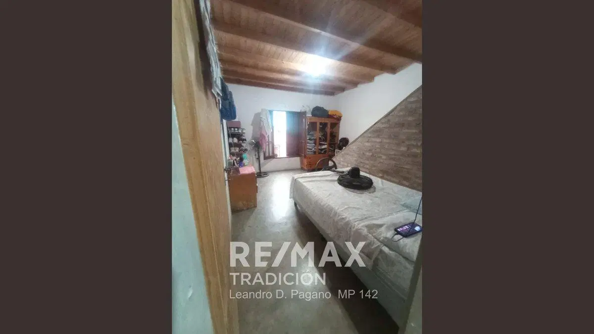 Amplia casa + dptos y local comercial al frente 3