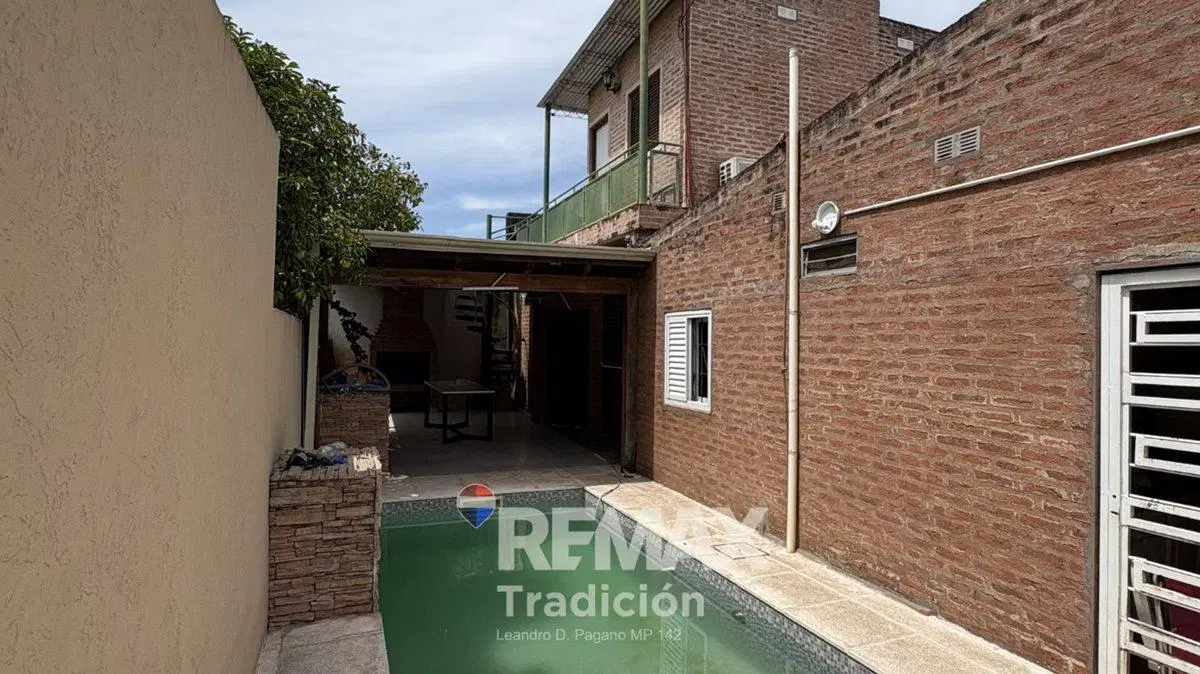Venta Casa + 2 deptos  con Pileta - Resistencia 4