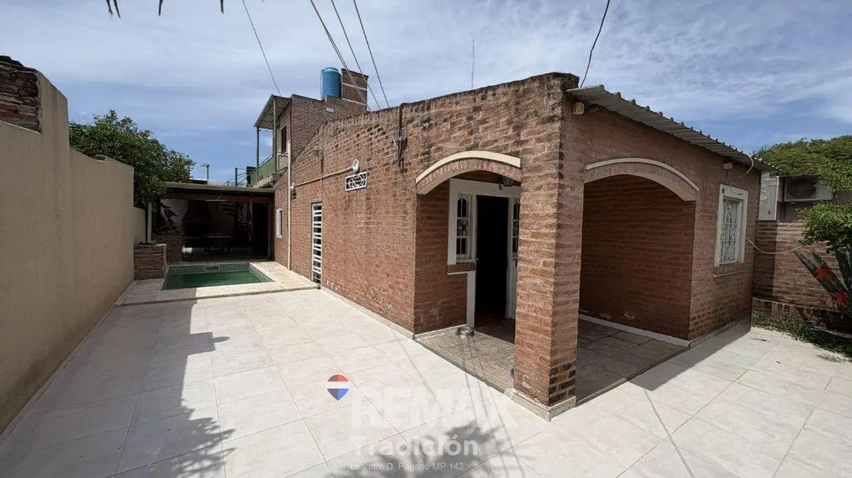 Venta Casa + 2 deptos  con Pileta - Resistencia 5