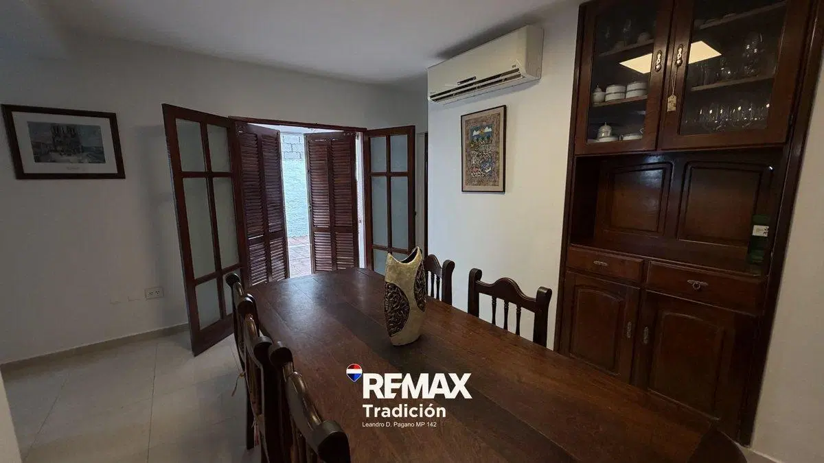 Casa de 5 ambientes en venta categoría muy buena. 2