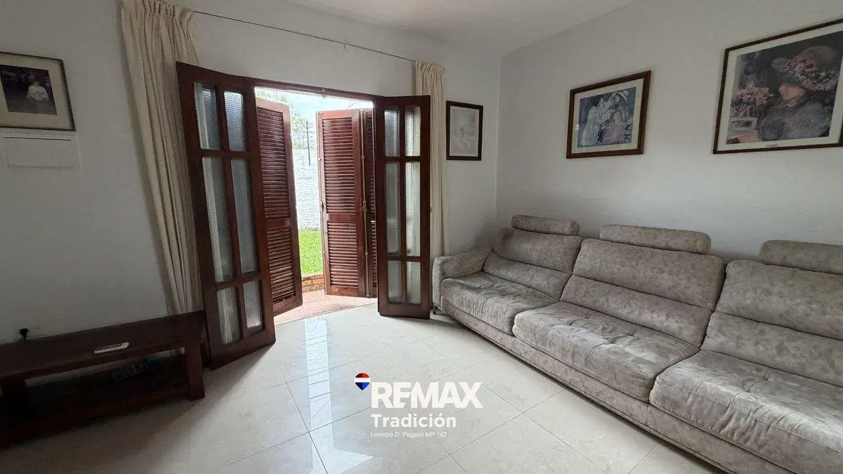 Casa de 5 ambientes en venta categoría muy buena. 5