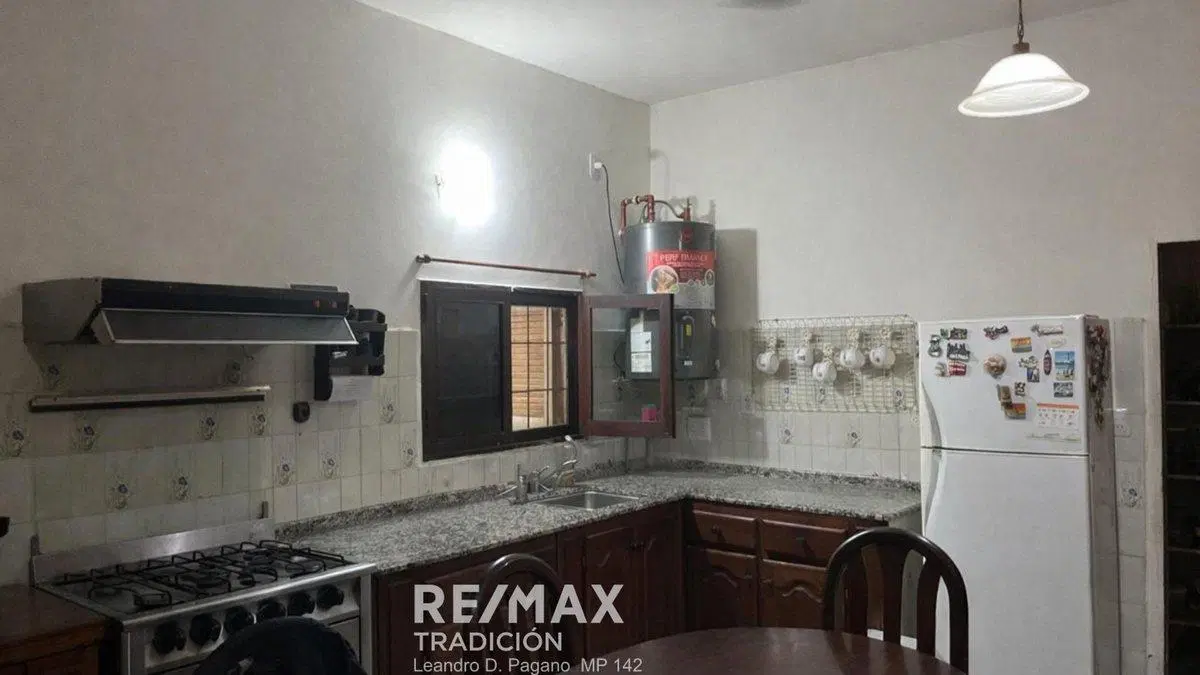 VENTA CASA + LOCAL COMERCIAL + DEPTOS- ZONA UNNE 8