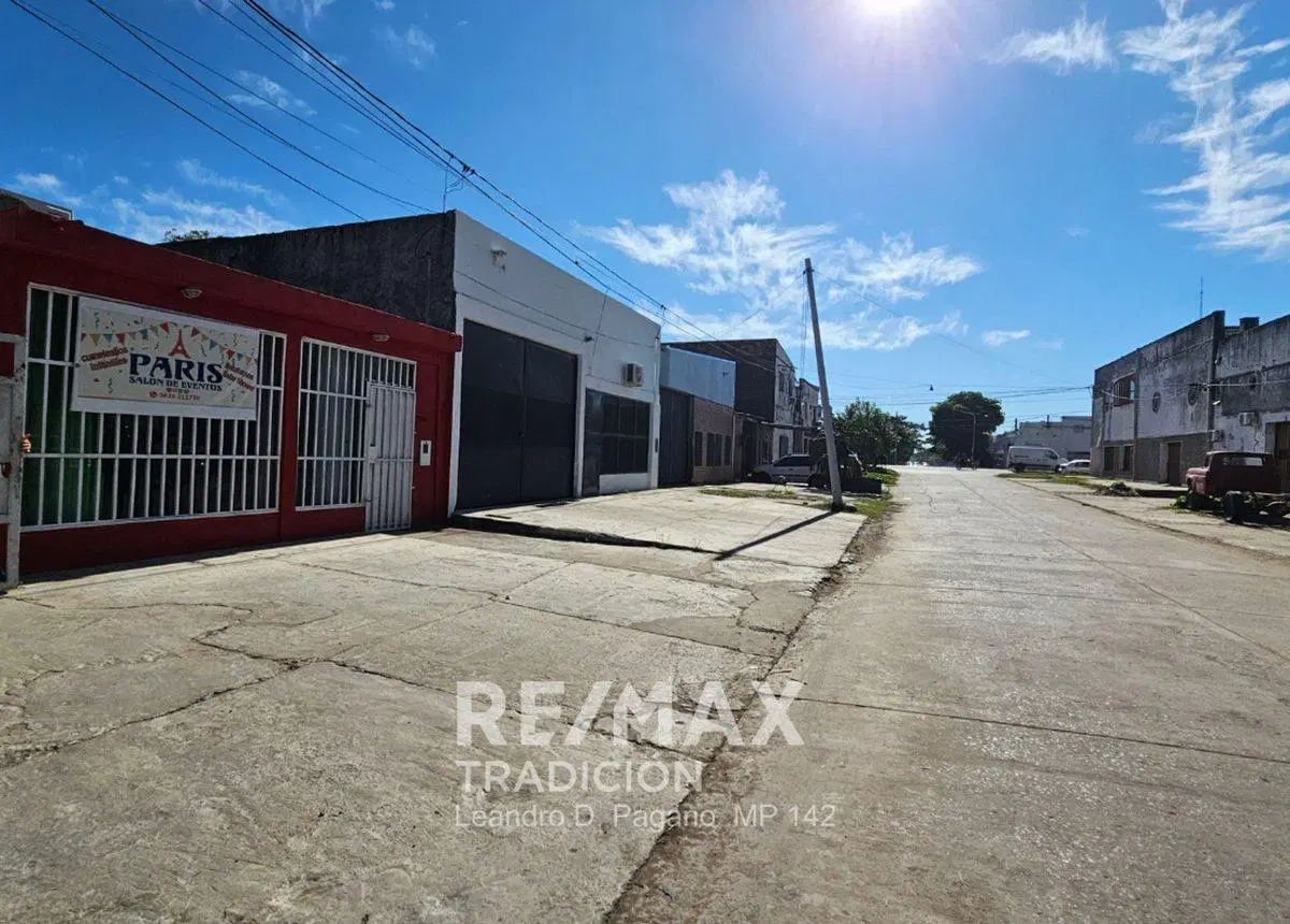 CASA CON SALON COMERCIAL EN VENTA - BARRANQUERAS 2