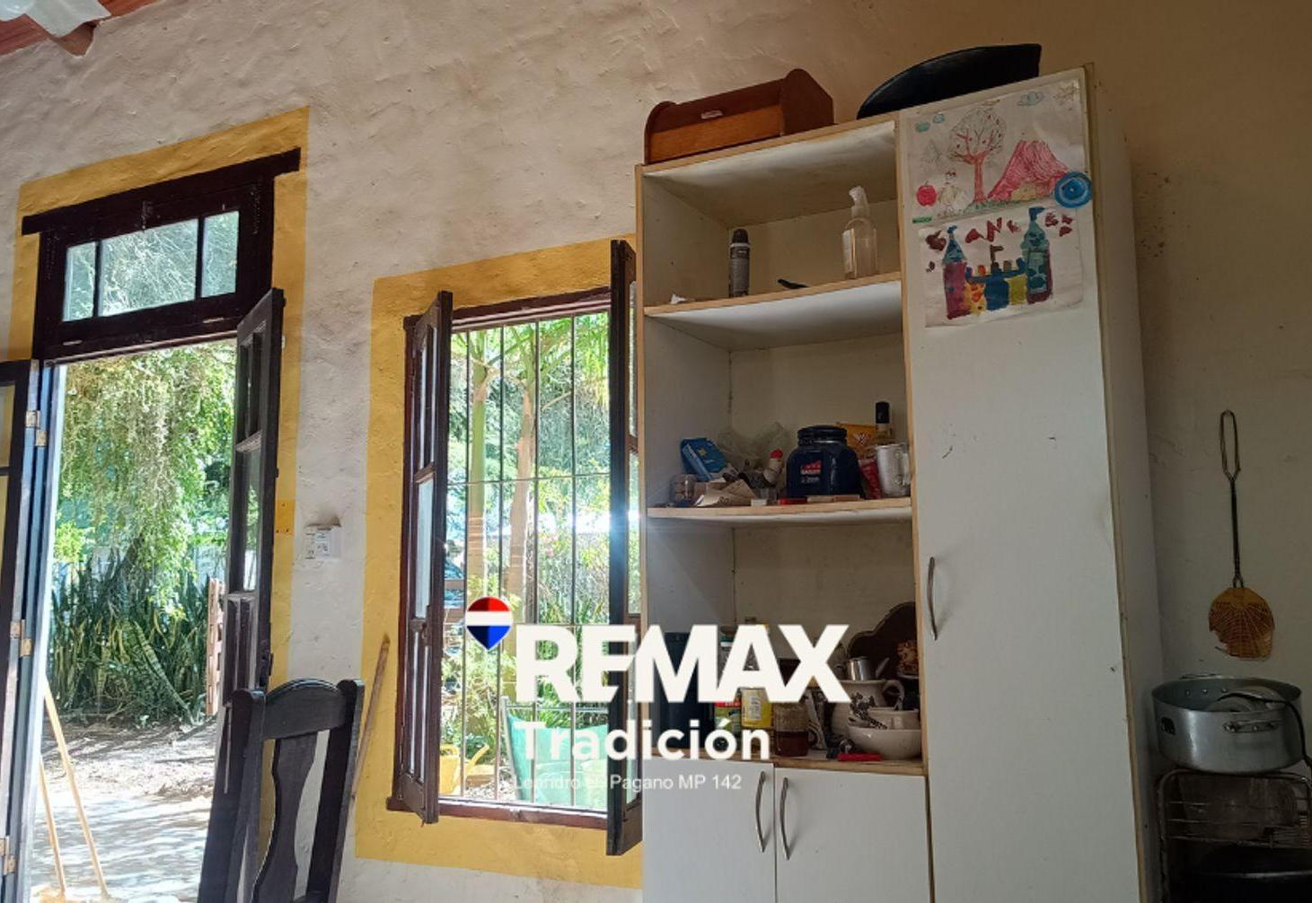 CASA VENTA CON PILETA Y AMPLIO PARQUE VERDE