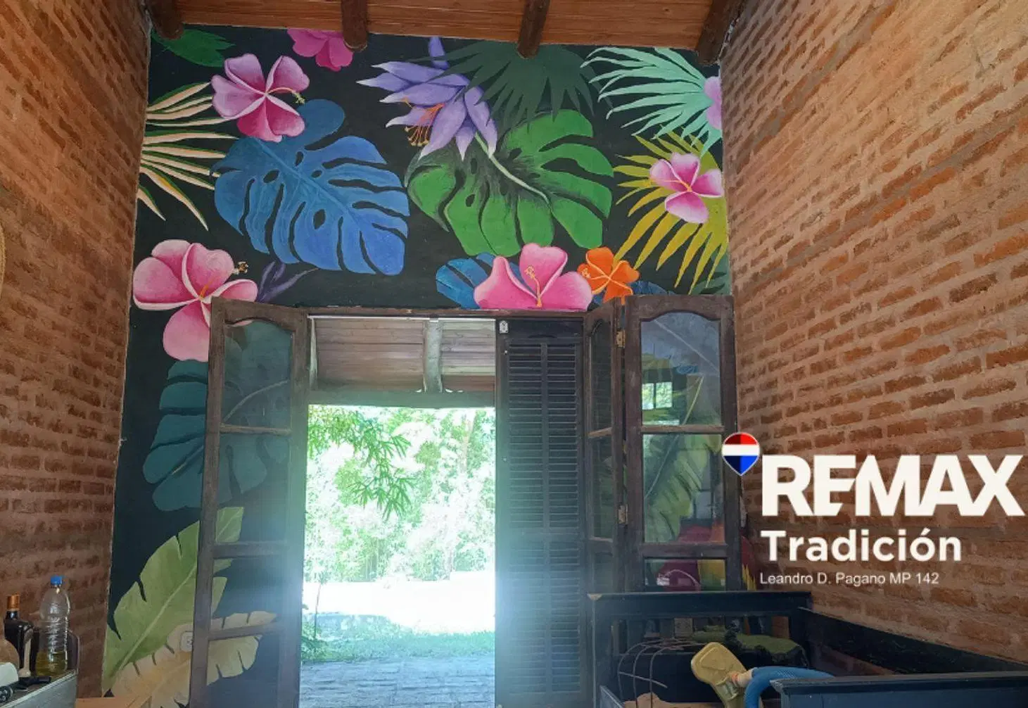 CASA VENTA CON PILETA Y AMPLIO PARQUE VERDE 3
