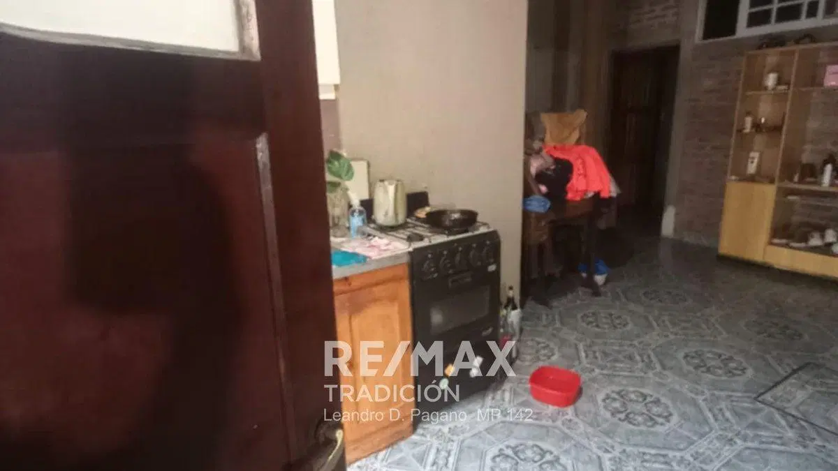 Amplia casa + dptos y local comercial al frente 2