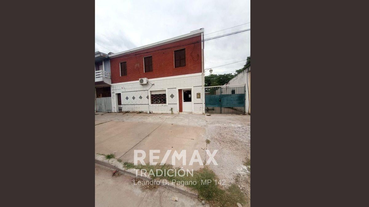 Amplia casa + dptos y local comercial al frente
