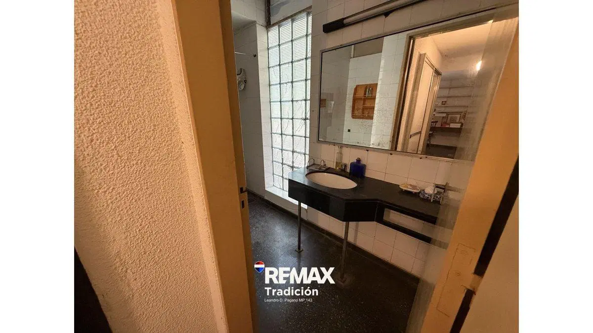 CASA  DE 6 AMB.  VENTA EN CASCO CENTRICO DE RCIA 5