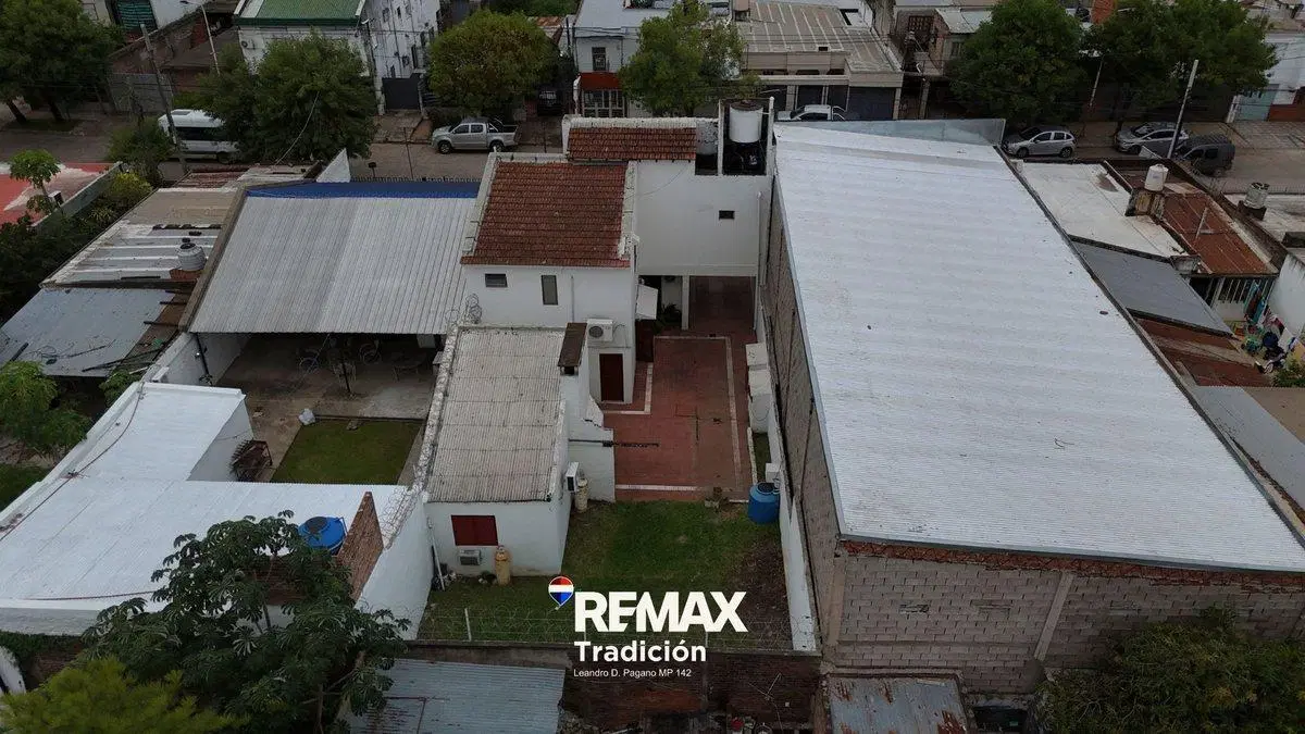 Casa de 5 ambientes en venta categoría muy buena. 4