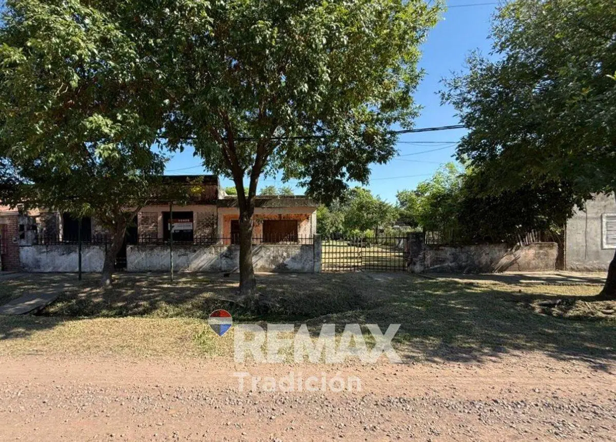 Casa a reciclar a la venta en Villa Libertad.- 2