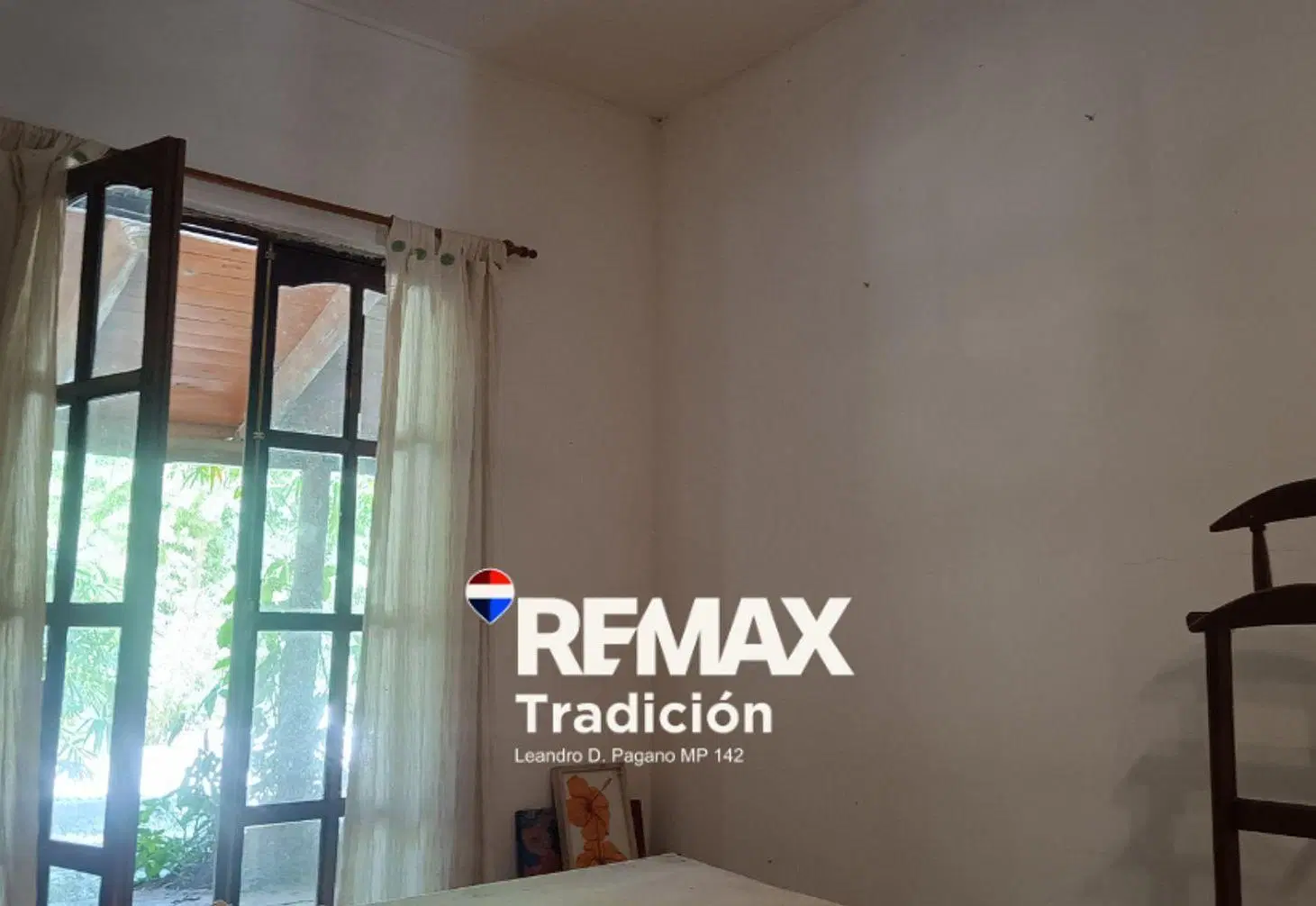 CASA VENTA CON PILETA Y AMPLIO PARQUE VERDE 2