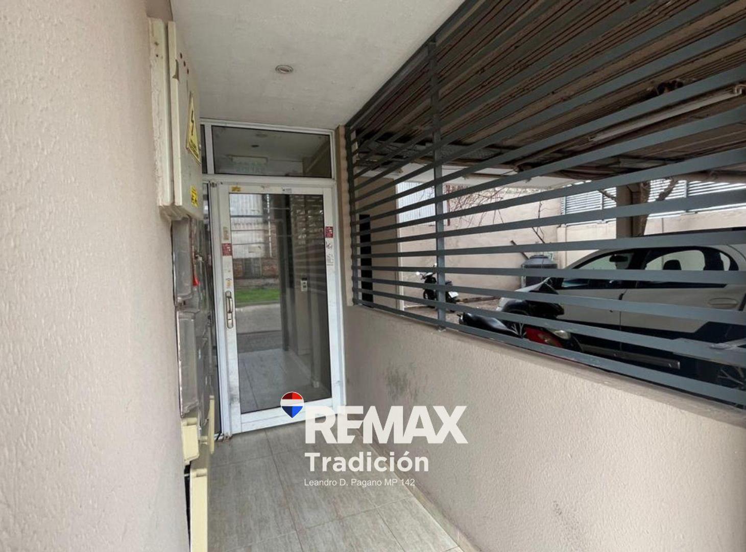 Foto de VENTA DEPTO MACROCENTRO -ASCENSOR Y COCHERA-UNNE, imagen 2