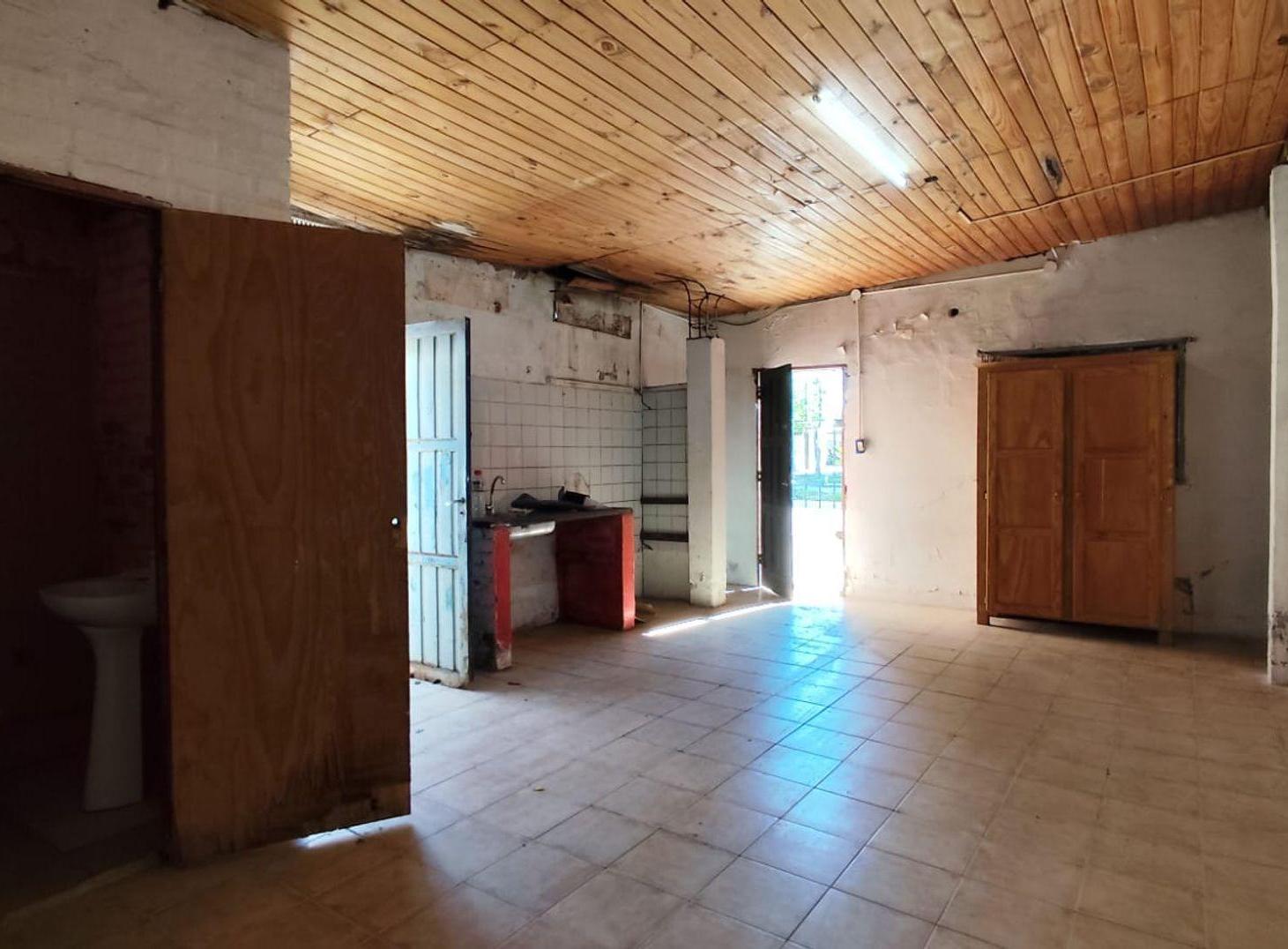 Foto de Venta de Terreno con construcción sobre avenida.-, imagen 3