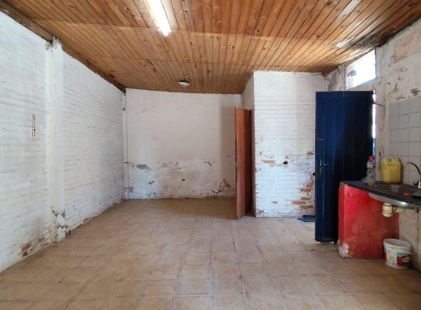 Foto de Venta de Terreno con construcción sobre avenida.-, imagen 2