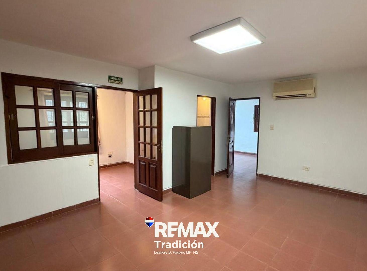 Foto de Propiedad con Oficinas, Taller y Amplio terreno, imagen 2