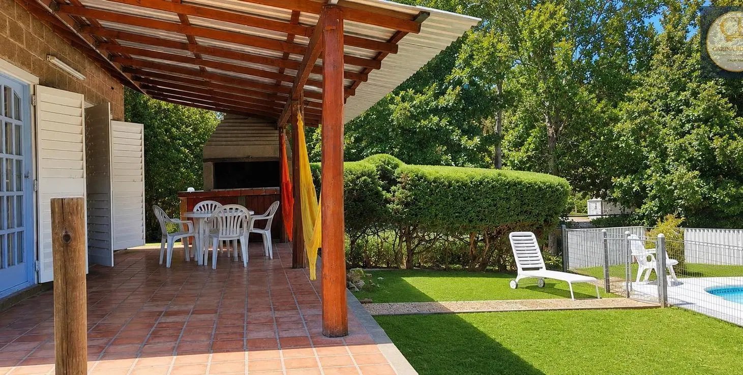 Venta Chalet , pileta y jardín arbolado — Villa Ciudad de América, Córdoba 2