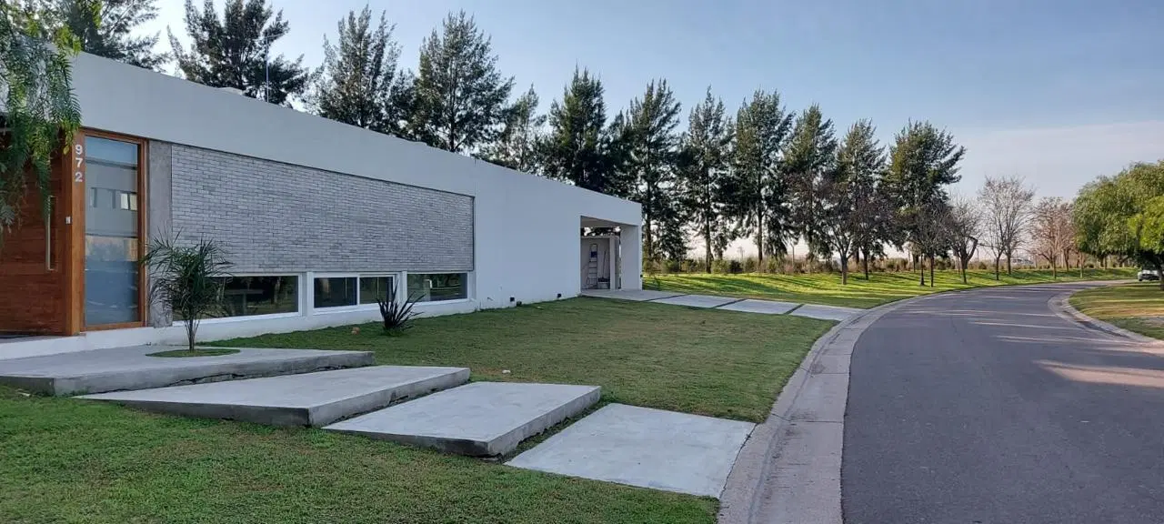 Casa de  hermoso diseño en una planta 4